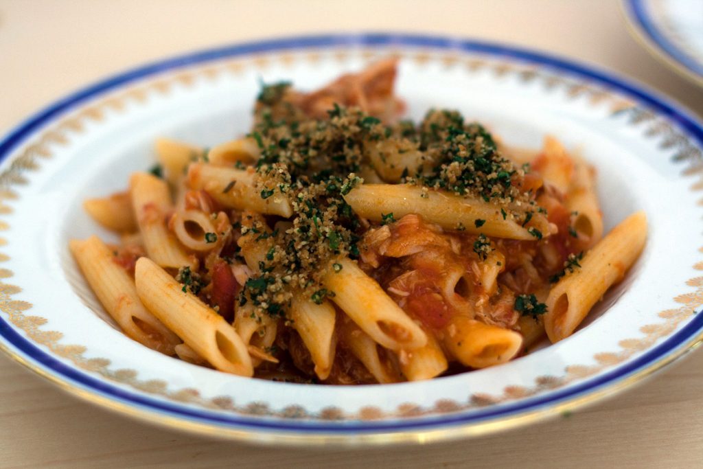 Penne mit Thunfisch und Tomaten